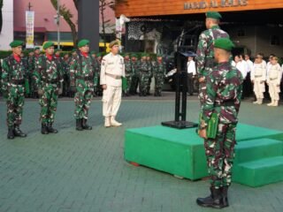 Kasi Ops Kasrem 052/Wkr Pimpin Upacara 17 an Bulan Mei 2025