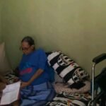Quick Respon Tim Dinsos Kota Tangerang Sambangi Karyati dan Berikan Kursi Roda