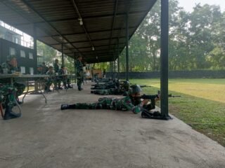 Prajurit Korem 052/Wkr Asah Akurasi Menembak