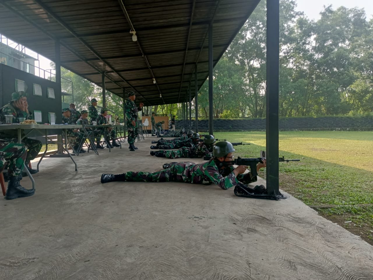 Prajurit Korem 052/Wkr Asah Akurasi Menembak