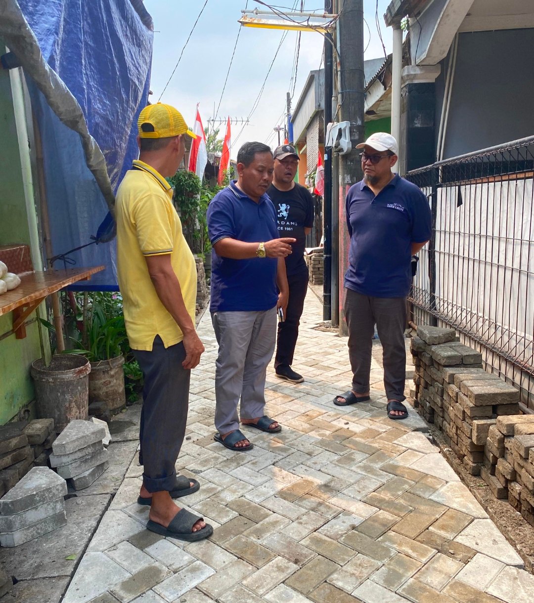 H Supiani Tinjau Peningkatan Jalan Lingkungan di Kelurahan Uwung Jaya, Kecamatan Cibodas