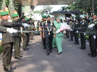 Tradisi Pelepasan Komandan Korem 052/Wijayakrama Penuh Haru dan Kehormatan
