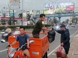 Banksasuci Bantu Bersihkan Timbunan Sampah di Jalan