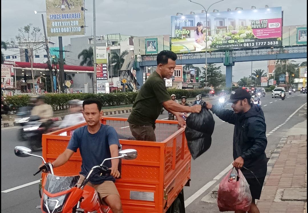 Banksasuci Bantu Bersihkan Timbunan Sampah di Jalan