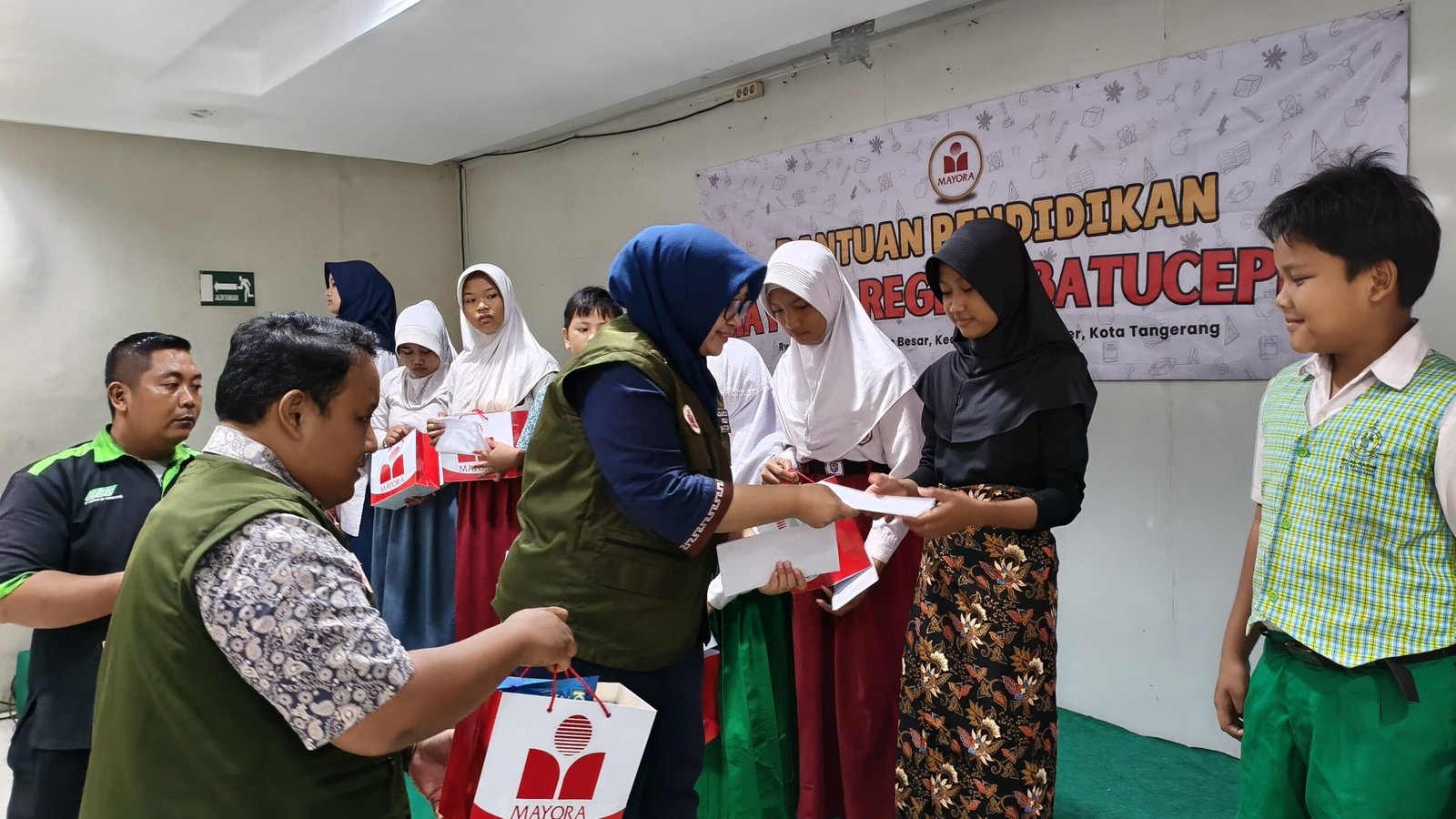 PT Mayora Indah Region Batuceper Perkuat Kepedulian Sosial Lewat Bantuan Pendidikan dan Fogging DBD