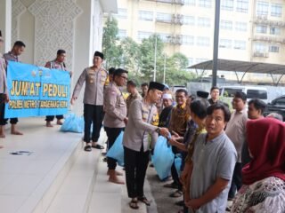 Jumat Peduli, Kapolres Metro Tangerang Kota Wujudkan Kepedulian dengan Bakti Sosial