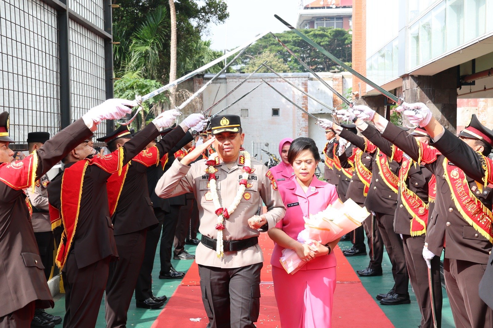 Disambut Pedang Pora, Kombes Pol Wisnu Wardana Resmi Jabat Kapolresta Bandara Soetta
