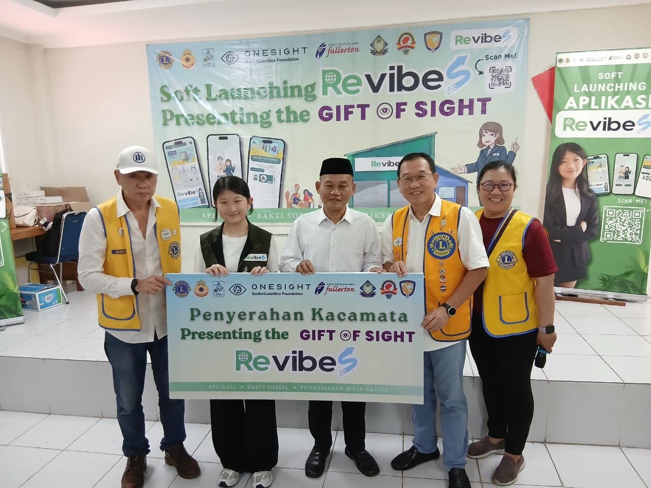 Kolaborasi Bakti Sosial Revibes Presenting the Gift of Sight Berikan Bantuan Kacamata untuk Siswa dan Tenaga Pendidik MTsN 36 Jakarta
