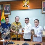 Dukung Pemenuhan Kebutuhan Alquran di Indonesia, PT IKPP Tangerang Wakaf Alquran Bersama Wali Kota Tangerang