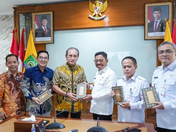 Dukung Pemenuhan Kebutuhan Alquran di Indonesia, PT IKPP Tangerang Wakaf Alquran Bersama Wali Kota Tangerang