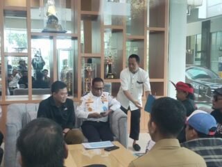 Warga Pamulang Permai 1 Gelar Aksi di Depan Balai Kota, Minta Parkir Berbayar Dibatalkan