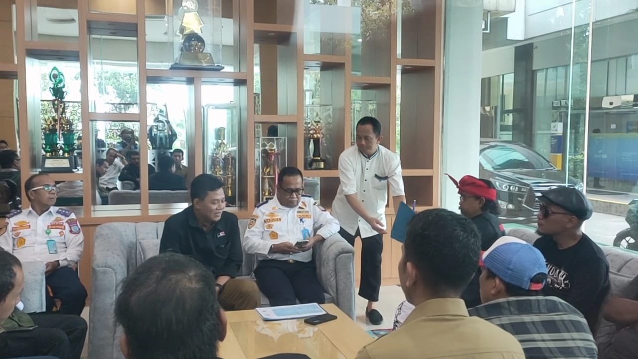 Warga Pamulang Permai 1 Gelar Aksi di Depan Balai Kota, Minta Parkir Berbayar Dibatalkan