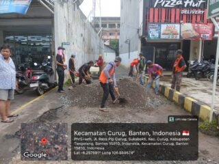 Warga Curug Apresiasi Proyek Aspal Jalan yang Dimotori H. Supar