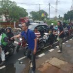 Minggu Ketiga, SMSI Tangsel Bagikan Seratus Paket Takjil Untuk Ojol dan Pengguna Jalan Depan Balaikota Tangsel