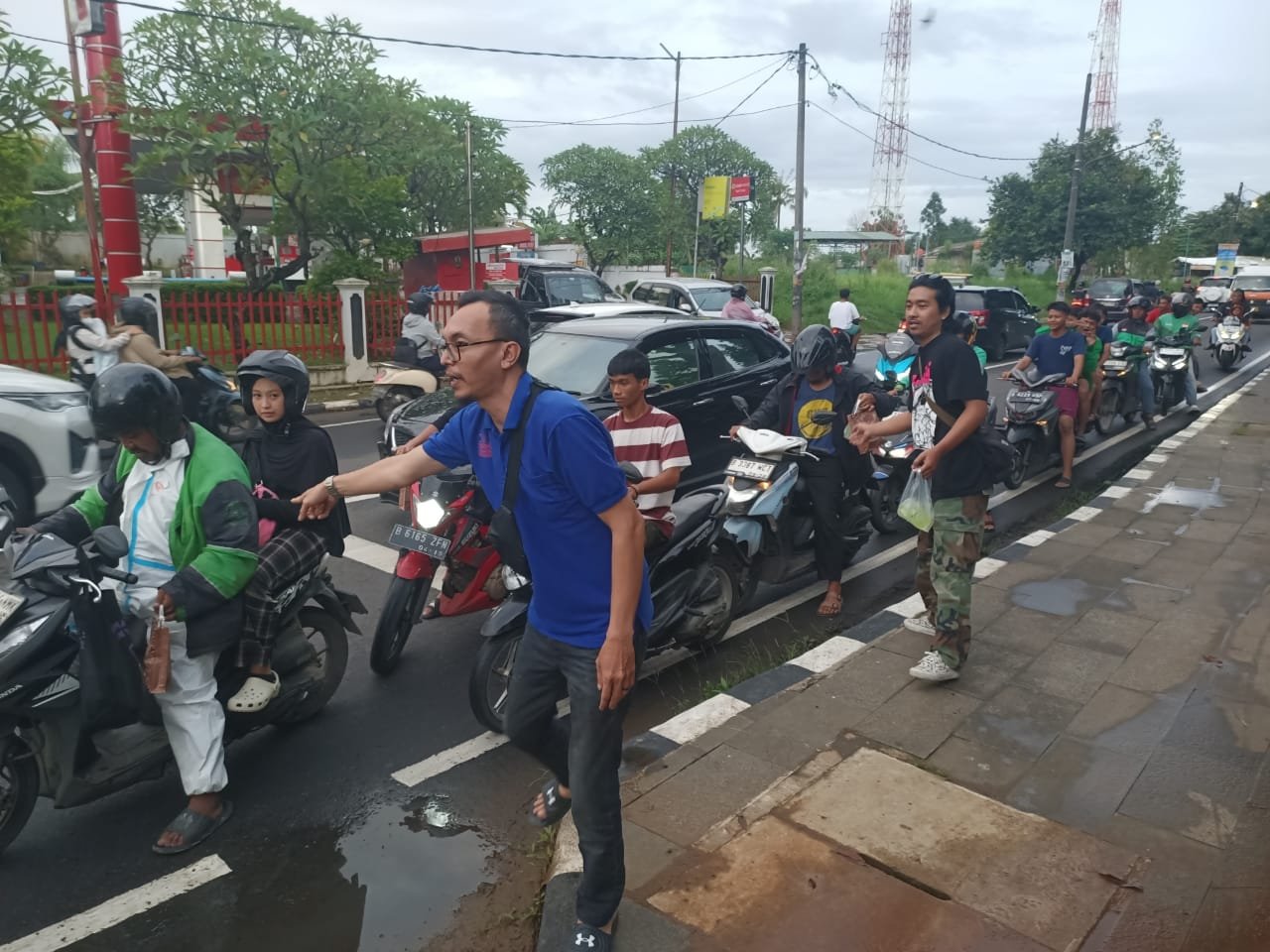 Minggu Ketiga, SMSI Tangsel Bagikan Seratus Paket Takjil Untuk Ojol dan Pengguna Jalan Depan Balaikota Tangsel