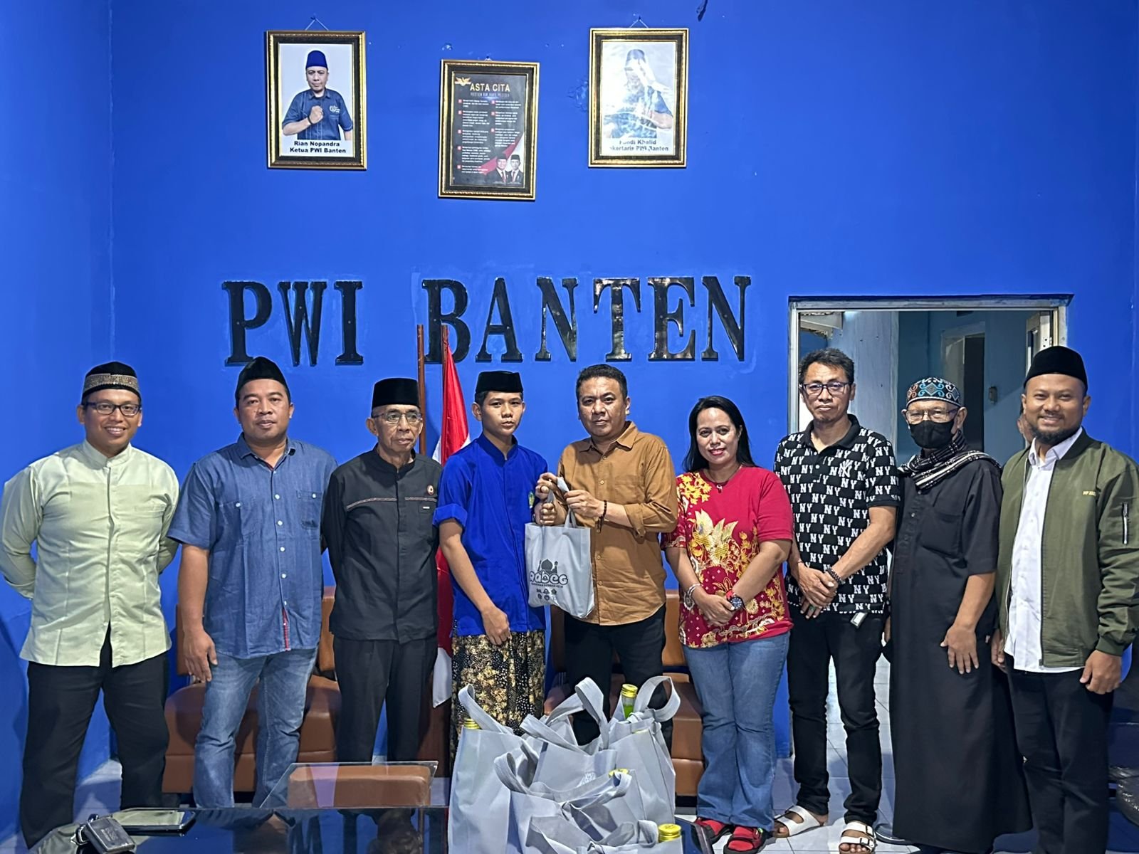 PWI Banten dan Yayasan Mengetuk Pintu Langit Berikan Santunan kepada Anak Yatim