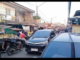 Pasar Malam Dijalan Sekneg Kebon Nanas Picu Kemacetan