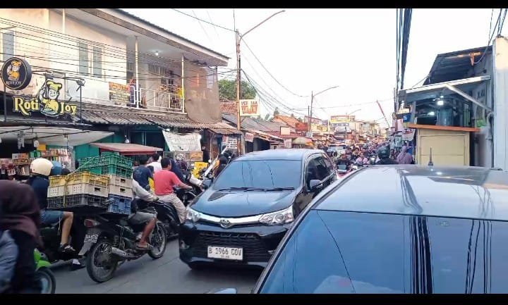 Pasar Malam Dijalan Sekneg Kebon Nanas Picu Kemacetan