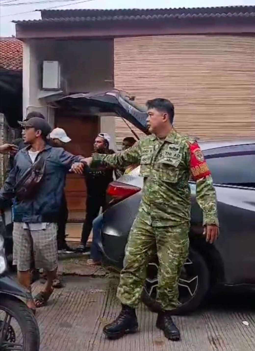 Babinsa Pondok Jagung Timur Tangkap Terduga Penggelapan Mobil