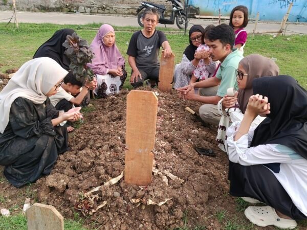 Keluarga Syukur Ziarah Kubur dan Do’a 7 Hari Almarhum Hasnul Arief Bin H. Syarif Syah