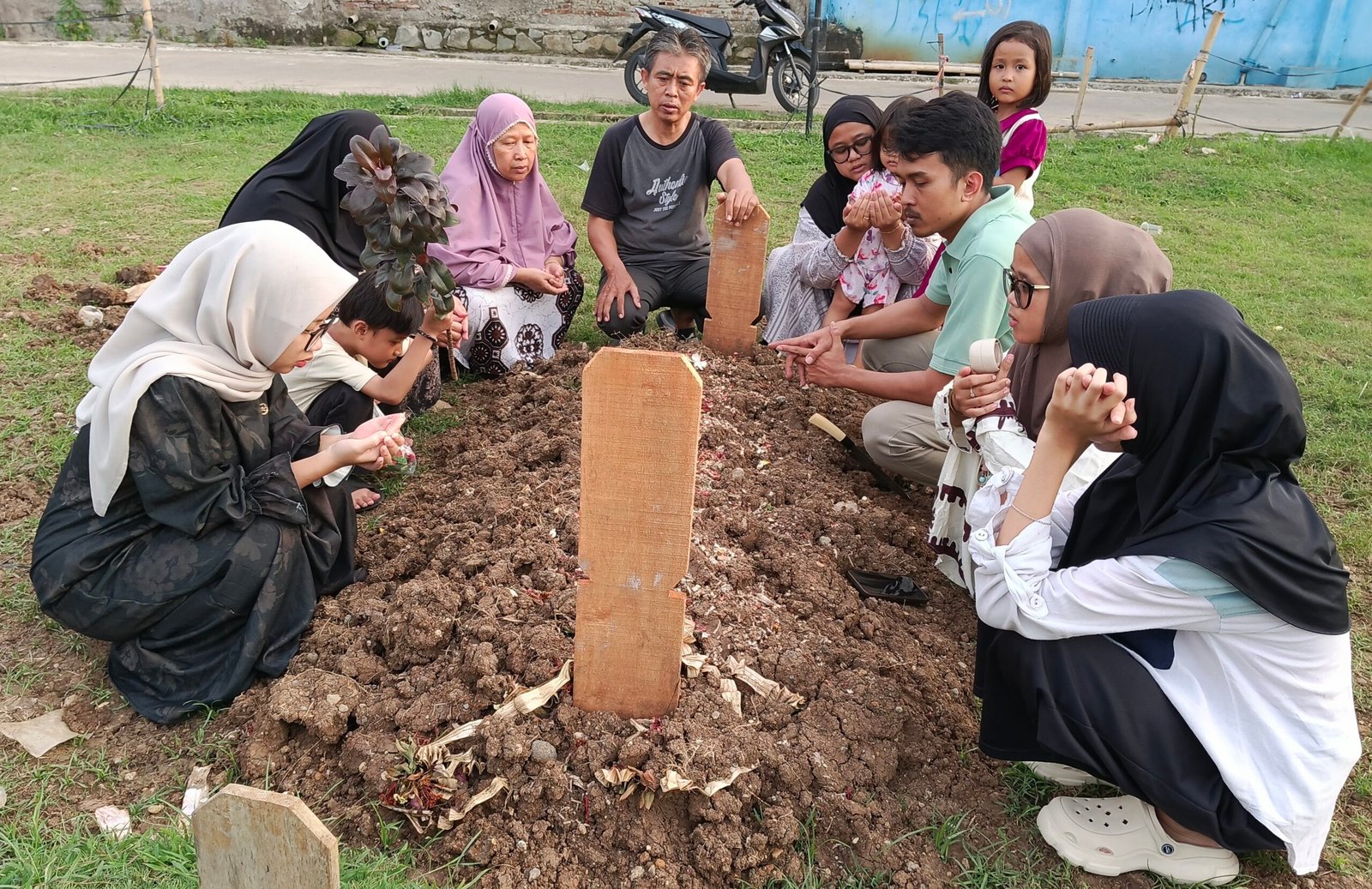 Keluarga Syukur Ziarah Kubur 7 Hari Almarhum Hasnul Arief Bin H. Syarif Syah