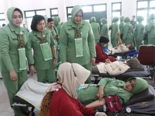 Persit KCK Koorcab Rem 052/PD Jaya Gelar Donor Darah Serentak HUT ke-62 Dharma Pertiwi