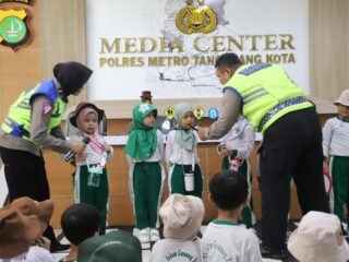 Polisi Sahabat Anak, Sat Lantas Kenalkan Keselamatan Lalu Lintas kepada Siswa TK Islam Gunung Jati