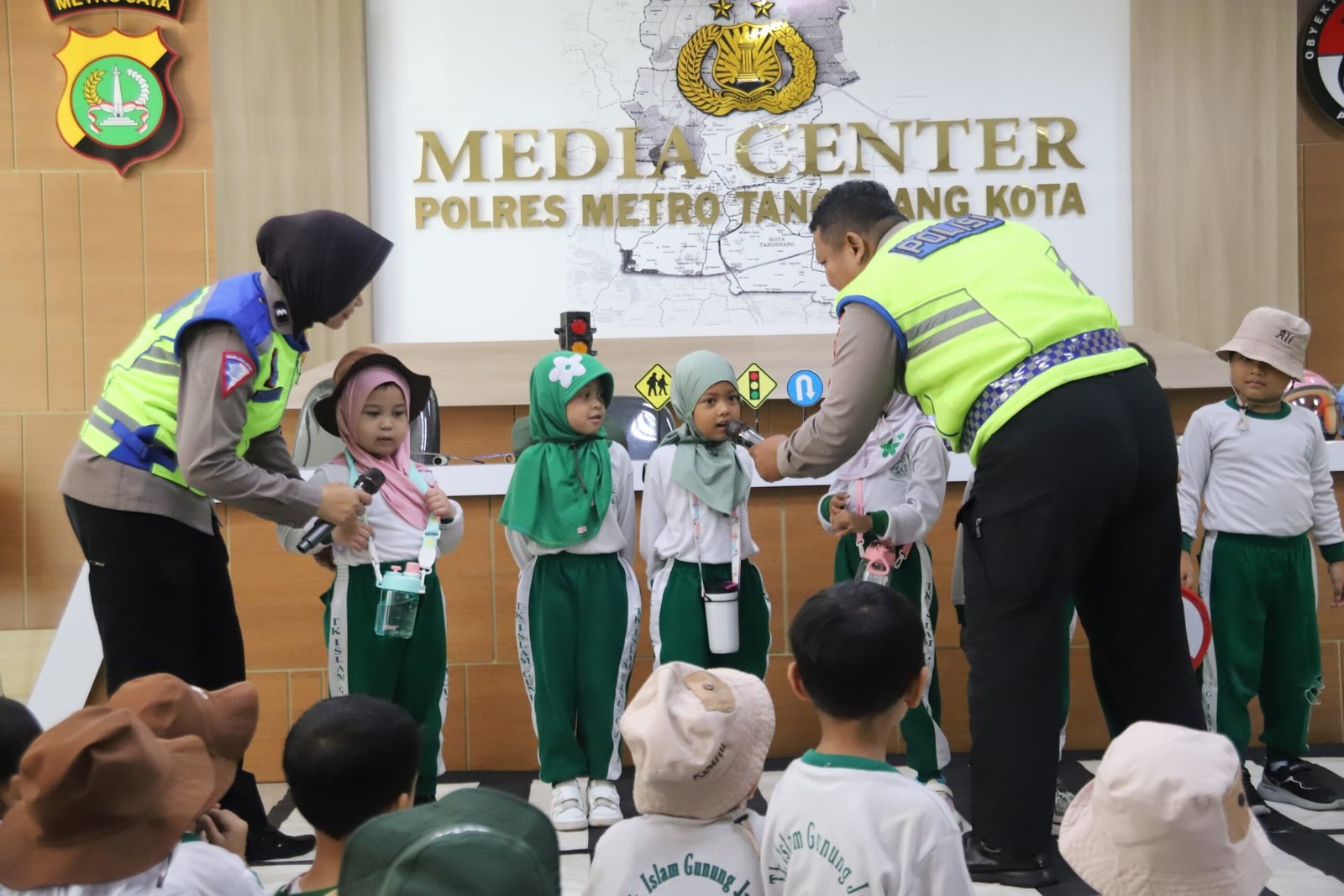 Polisi Sahabat Anak, Sat Lantas Kenalkan Keselamatan Lalu Lintas kepada Siswa TK Islam Gunung Jati