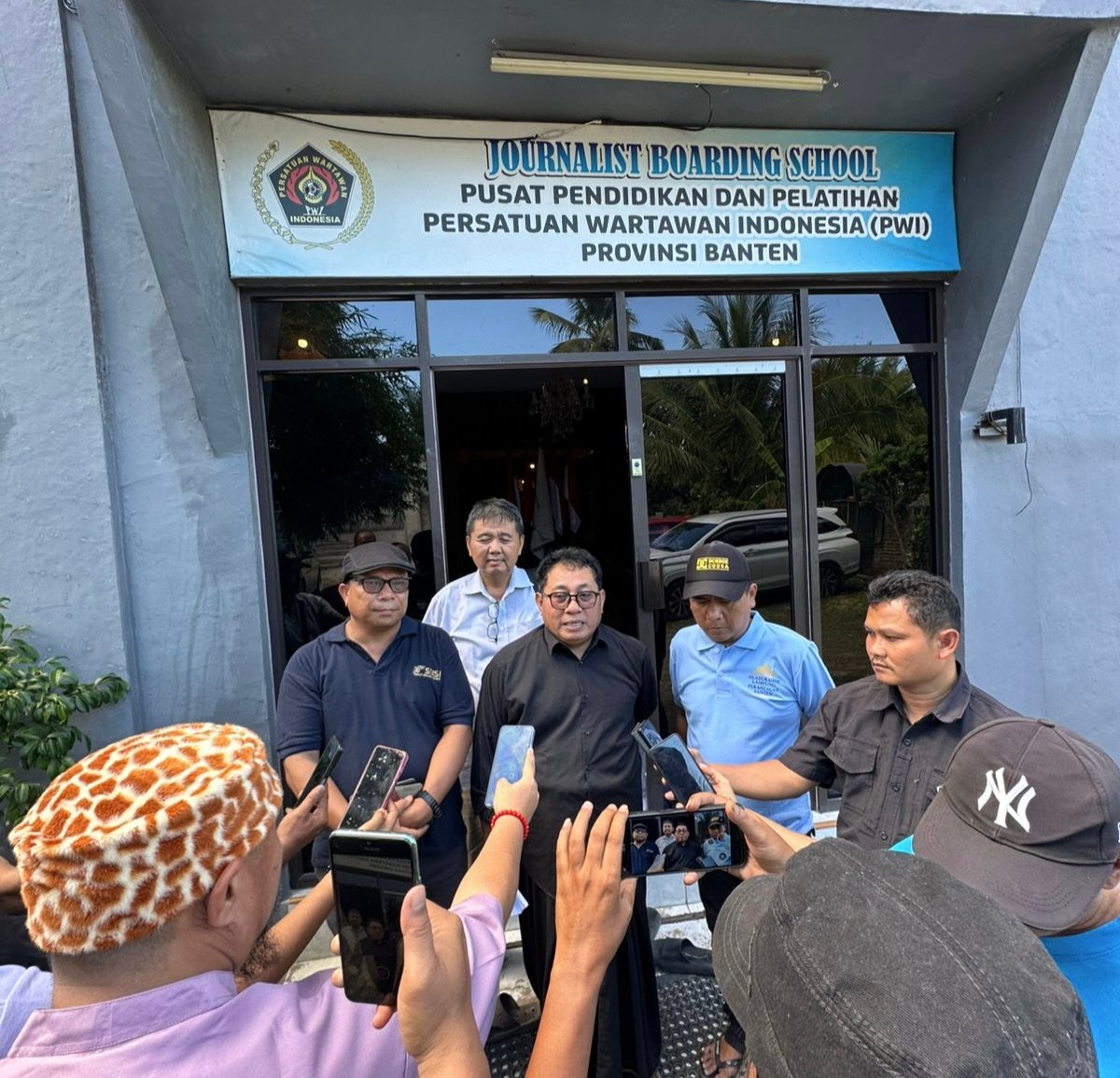 PWI Banten dan SMSI Banten Potong Dua Sapi Dari Gubernur dan Kapolda Banten PWI Banten dan SMSI Banten Potong Dua Sapi Dari Gubernur dan Kapolda Banten