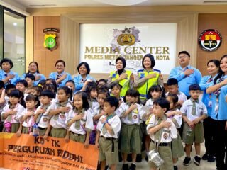 Polisi Ajarkan Tertib Lalu Lintas pada TK Buddhi