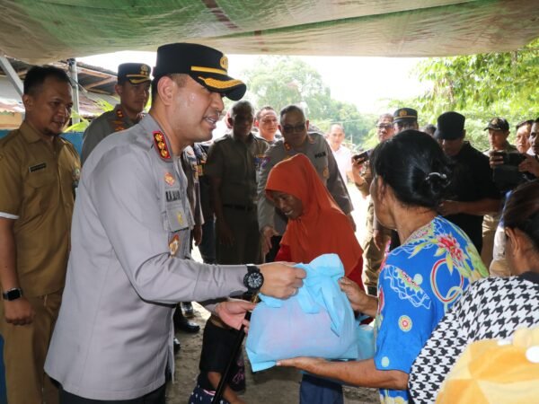Kapolres Metro Tangerang Kota Turun Langsung ke Kampung Cacing, Dengarkan Keluhan Warga dan Bagikan Sembako