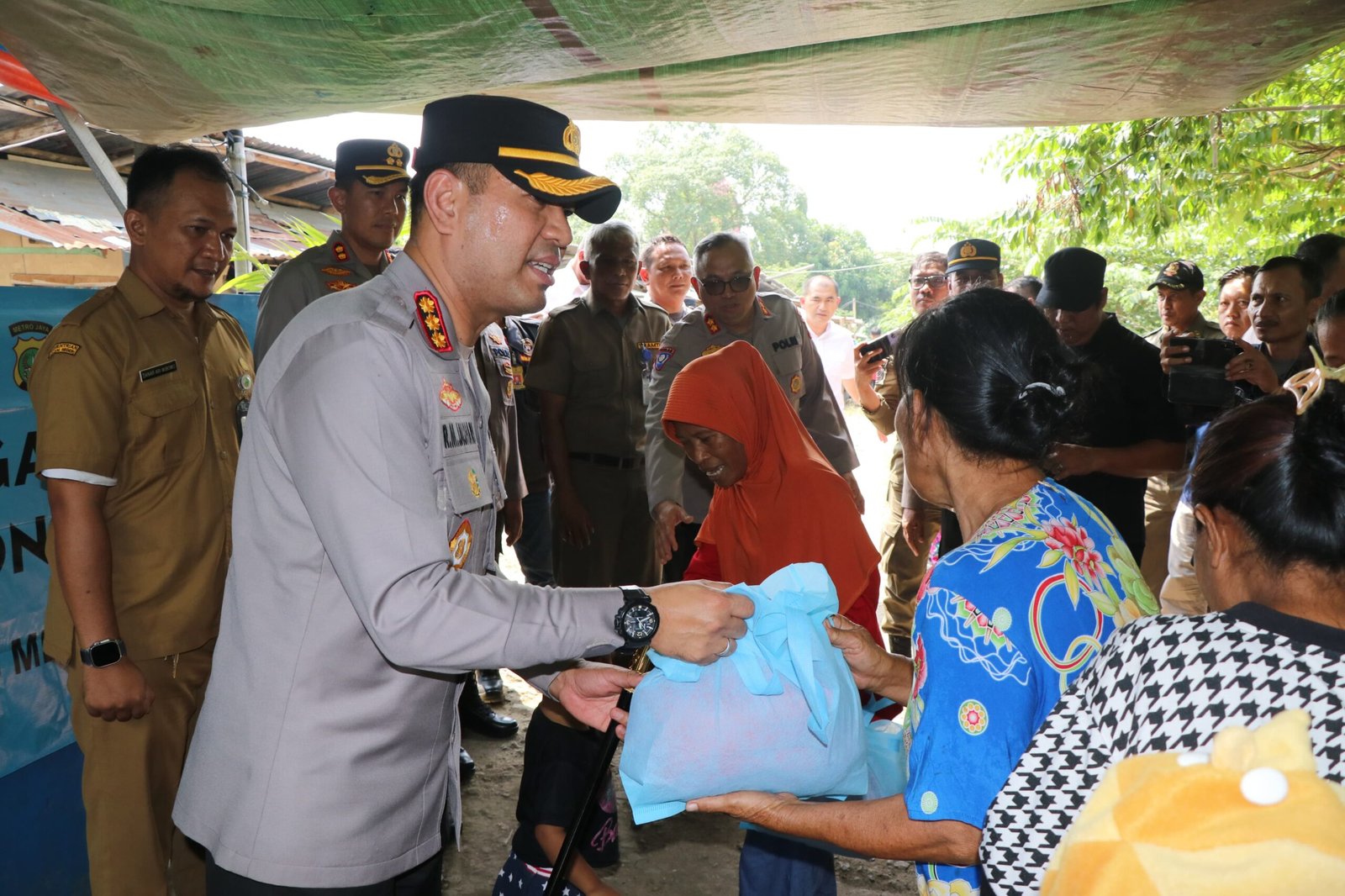 Kapolres Metro Tangerang Kota Turun Langsung ke Kampung Cacing, Dengarkan Keluhan Warga dan Bagikan Sembako Kapolres Metro Tangerang Kota Turun Langsung ke Kampung Cacing, Dengarkan Keluhan Warga dan Bagikan Sembako