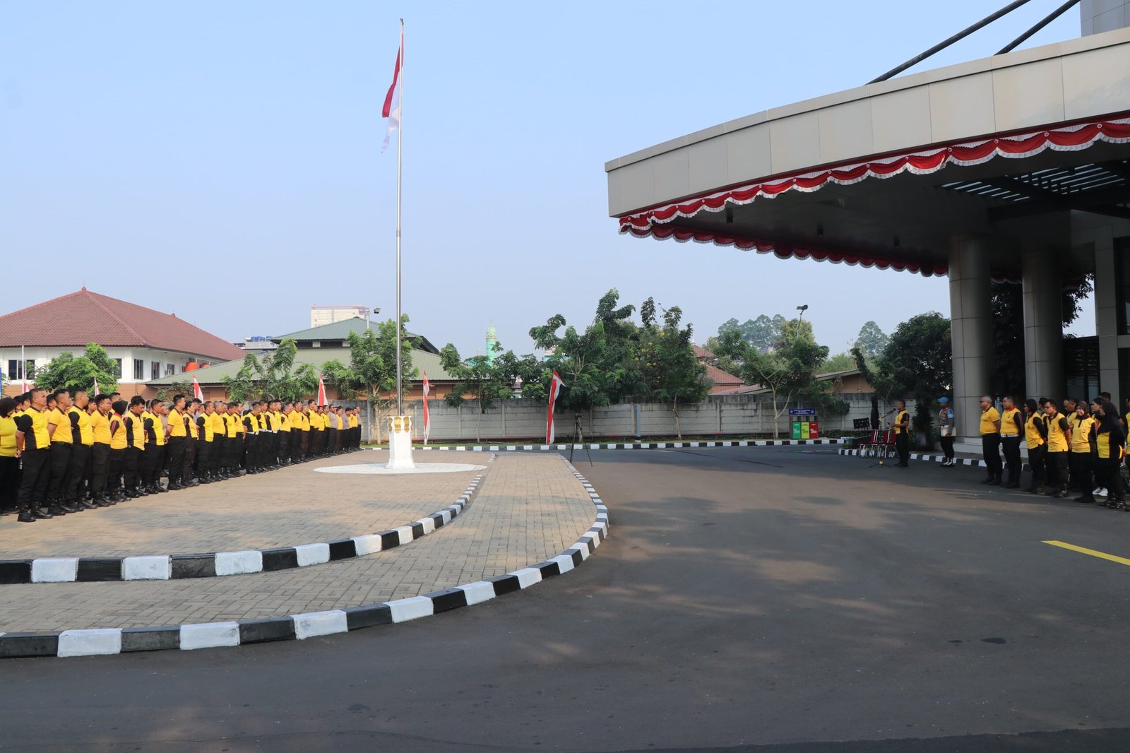 Apel Pagi hingga Kerja Bakti, Polres Metro Tangerang Kota Bersolek Sambut HUT Kemerdekaan RI Apel Pagi hingga Kerja Bakti, Polres Metro Tangerang Kota Bersolek Sambut HUT Kemerdekaan RI